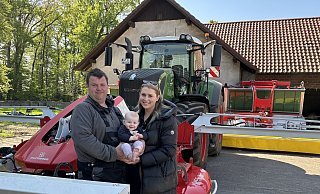 Mehr Tierschutz bei der Mahd: Martin Stratmann aus dem Kreis Gütersloh und Kristina Daum mit Tochter Lilli haben in ein modernes Mähwerk investiert. - Tasja Klusmeyer