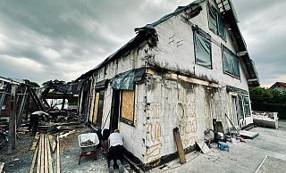 Vor dem Abriss entfernen Angehörige der Familie letzte Steine rund um den Keller. - Stefan Becker