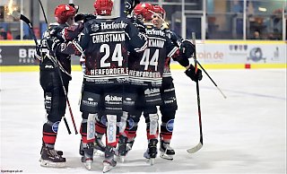 Toller Start des Aufsteigers: Die Herforder Sebastian Christmann, Philipp Brinkmann und Co. bejubeln einen Torerfolg. - Jürgen Feyerabend
