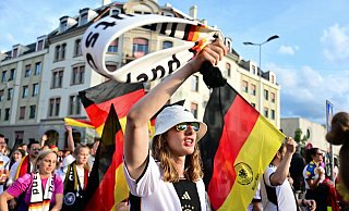 Viel los in der Schweiz: Die Fans strömten in die Stadien. - Sebastian Christoph Gollnow/dpa