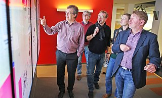 Qualitätskontrolle: Chefredakteur Thomas Seim (l.) und sein Stellvertreter Carsten Heil (r.) an der Mediawand. Dazwischen (v.l.) Lothar Schmalen, Stefan Brams und Viktoria Bartsch. - Sarah Jonek