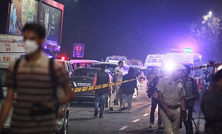 Polizisten sichern das Gelände nach einer Autoexplosion in der Nähe des historischen Roten Forts. - Uncredited/AP/dpa