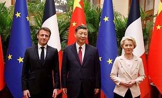 Frankreichs Präsident Emmanuel Macron (l) und EU-Kommissionspräsidentin Ursula von der Leyen (r) sind zu Chinas Staats- und Parteichef Xi Jinping nach Peking gereist. - Ludovic Marin/Pool AFP/AP/dpa