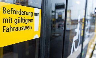 Unter «Beförderungserschleichung» versteht man das unberechtigte Nutzen eines öffentlichen Verkehrsmittels. Es handelt sich um eine Straftat. (Symbolbild) - Lukas Schulze/dpa