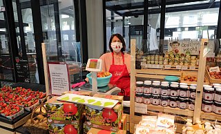 Patricia Wessel von Otte trägt Maske beim Abwiegen der Äpfel. - Frank-Michael Kiel-Steinkamp