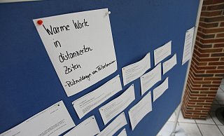 Zeichen der Solidarität: Ausdrucke von E-Mails, die Droste-Haus-Besucher nach der Corona bedingten Schließung der Einrichtung geschickt haben, sind an eine Pinnwand geheftet. - Roland Thöring