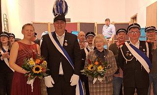 Das scheidende Königspaar Sonja und Heiko Hönig (v.l.) gratuliert der neuen Königin Susanne Hartmann und ihrem Prinzgemahl Martin Legge. - Schützengesellschaft St. Hubertus