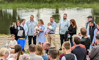 Direkt am Weserufer ist die Taufstation von Pfarrerin Christiane Zina. - Burkhard Battran