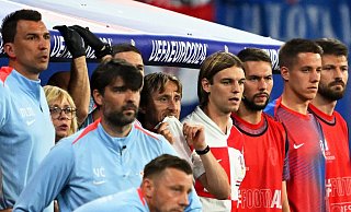 Kroatiens Luka Modric (M) und seine Teamkollegen schauen vom Spielfeldrand zu. - Robert Michael/dpa