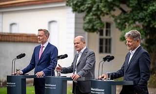 Christian LIndner (FDP), Olaf Scholz (SPD) und Robert Habeck (Bündnis 90/Die Grünen) bei der Halbzeit-Klausur des Bundeskabinetts auf Schloss Meseberg. - Michael Kappeler/dpa