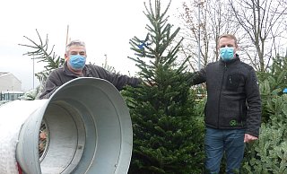 Gärtnermeister Jürgen Harth (l.) und Raiffeisen-Markt-Leiter Markus ten Brink mit einem "Prachtexemplar" der Gattung Nordmanntanne" und einem großen Einnetzgerät, das sich sogar für vier bis fünf Meter hohe Bäume eignet. - Sabine Kauke