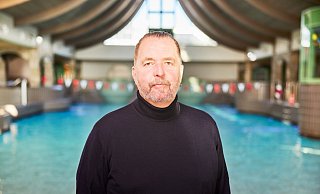 Marko Rempe, Bäderleiter der Stadtwerke Gütersloh, erklärt die erneute Preisanpassung für das Freizeitbad "Welle". - Stadtwerke Gütersloh
