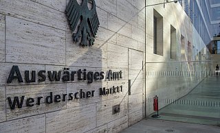 Der Eingang zum Auswärtigen Amt, Amtssitz von Annalena Baerbock. - Foto: Monika Skolimowska/dpa-Zentralbild/dpa