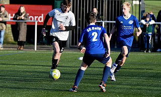 Attraktiven Jugendfußball: Den spielen die D-Junioren des VfL Mennighüffen (weiße Trikots), hier im Heimspiel gegen den SC Halle, das sie mit 2:0 (1:0) gewonnen haben. - Jürgen Krüger