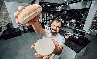 2020 hatte Kawa Issa das Restaurant "Burger School" an der Bahnhofstraße im Kreis Gütersloh eröffnet. Jetzt ist Schluss. - Besim Mazhiqi