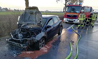 Einsatzkräfte der Feuerwehr aus Hohenwepel löschten die Flammen im Motorraum des Kleinwagens ab. - Löschgruppe Hohenwepel