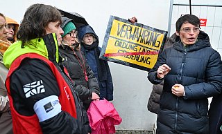 Erzieherinnen und Erzieher kritisieren vor der Bielefelder Stadthalle die neuen Kita-Pläne von NRW-Familiennminsterin Josefine Paul (Grüne). - Barbara Franke Erzieherinnen und Erzieher kritisieren vor der Bielefelder Stadthalle die neuen Kita-Pläne von NRW-Familiennminsterin Josefine Paul (Grüne). - Barbara Franke