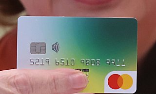 Die Bezahlkarte soll verhindern, dass Geld ins Ausland überwiesen wird. - Bodo Schackow/dpa