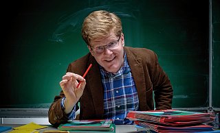 Komiker und Gymnasiallehrer: Johannes Schröder spricht als Herr Schröder auch über sein Leben im Klassenzimmer und digitales Lernen.  - PR