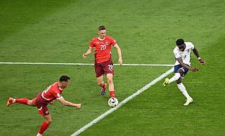 Englands Bukayo Saka (r) trifft zum 1:1. - David Inderlied/dpa