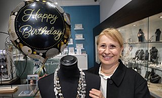 Für Gabriele Rudorff stand schon früh fest, dass sie das Geschäft ihrer Mutter übernehmen will. Jetzt ist sie seit 25 Jahren Inhaberin von Europa-Schmuck. - Andreas Frücht
