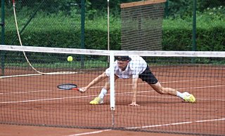 Alles gegeben: Jason König rutscht einem Ball hinterher, zuvor hatte er sich bis ins Achtelfinale des LTS-Cup vorgespielt. - Yvonne Gottschlich