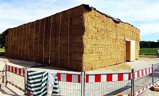 Die Strohhalle auf dem LGS-Gelände ist derzeit noch abgesperrt. Ursprünglich sollte ein Café dort untergebracht werden. - Michaela Bast