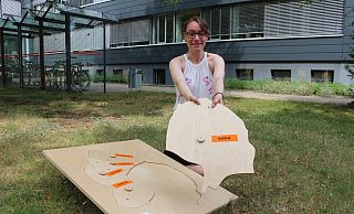 Das Puzzle mit den Löhner Stadtteilen: Marleen Sophie Rieso, Auszubildende bei der Stadt Löhne, hält den größten Stadtteil Gohfeld in ihren Händen. - Dirk Windmöller