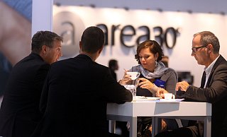 Fachbesucher beim Gespräch auf der Küchenzulieferermesse "Area 30" in Löhne. - Ulf Hanke