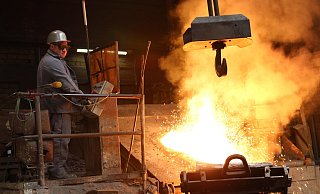 Glühend heiß sind die Arbeitsplätze in der Produktion. Dank ausreichend Platz, um Abstand zu halten, muss dort nur in Ausnahmefällen eine Maske getragen werden. Damit ist der Betrieb gleichwohl gut versorgt. - Silke Kröger