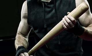 Die Täter sollen unter anderem einen Baseballschläger als Waffe eingesetzt haben. - Symbolbild: Pixabay