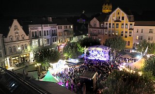 Der von der Neuen Westfälischen und der Herforder Brauerei präsentierte Alte Markt ist immer ein Magnet an den Hoeker-Fest-Abenden. - Frank-Michael Kiel-Steinkamp