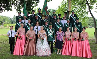 Das Königspaar Hubert und Gertrud Lengeling aus Gesseln mit seinem Hofstaat. - Schützen Gesseln / Hochstift Media