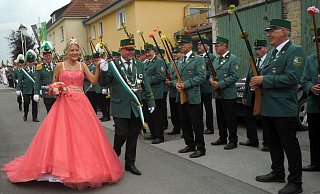 Das Königspaar Hans-Werner Siedhoff und Birgit Mühlenbein schreitet in Steinhausen die Schützen-Front ab. - Reinhard Peters