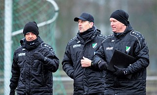 Nur noch zwei statt drei: Dennis Freund (l.) ist aus dem Trainerteam des SV Rödinghausen ausgeschieden, Cheftrainer Nils Drube (m.) hat mit Robert Roelofsen (r.) jetzt noch einen Assistenztrainer an seiner Seite. Foto: Noah Wedel - Noah Wedel