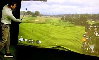 Indoor-Golf: PGA-Golfprofessional Jörn Neumann (besitzt seit 2001 eine Golfschule im GCW, ist Golf-Trainer seit 1994) hat abgeschlagen in der Aurivolt Indoor Golf Lounge. Hier auf der Leinwand ist digital dargestellt ein Platz auf einer Anlage in New York, wo im September der 45. Ryder Cup zwischen USA und Europa ausgespielt wurde. - Egon Bieber