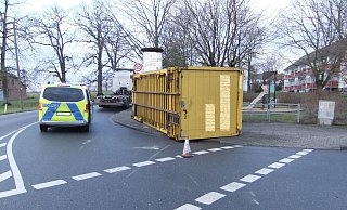 Der tonnenschwere Container stürzte beim Abbiegen vom Lastwagen direkt auf den Gehweg. Foto: Polizei - Polizei