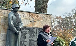Bestandteil des Greffener Kriegerdenkmals im Kreis Gütersloh - hier beim Volkstrauertag 2024 - war auch eine überlebensgroße Soldatenfigur aus Bronze. - Tobias Keuper