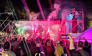 Bengalos zum Abschied des T-Mania-Festivals im Kreis Höxter: Die Band "Massive Madness" setzt den Schlussakkord. - Birger Berbüsse