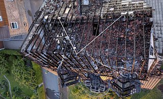 Drohnenaufnahme: Der Blick aus der Höhe ins ausgebrannte Dachgeschoss des Hauses in Warburg-Scherfede. - Feuerwehr Warburg