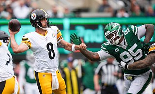 Aaron Rodgers hatte in seinem ersten Spiel für die Steelers vier Touchdown-Pässe - Matt Slocum/AP/dpa