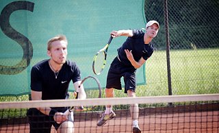 Jannik Sorge (l.) und Alexander Zastrow von der SVA Gütersloh hoffen, bald auf sanierten Plätzen aufschlagen zu können. - Henrik Martinschledde