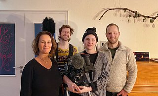 Die Löhner Krankenschwester Mirja Scherbarth-Hamke (v. l.) vom Medizin-Team Cap Anamur mit dem Filmteam Joscha Eickel (Ton-Ingenieur), Luise Schröder (Kamerafrau) und Daniel Andreas Sager (Regisseur) für das Projekt "An vorderster Front" der ZDF-Reihe "37 Grad". - Copyright 2022 Wencke Meckenstock . All rights reserved.