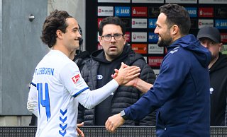 SCP-Trainer Ralf Kettemann (rechts) gratuliert Torschütze Mika Baur zum Siegtreffer. - picture alliance/dpa