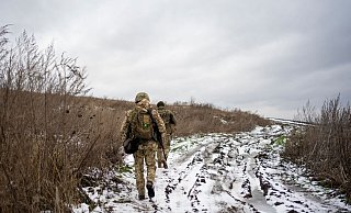 Zwei Offiziere des ukrainischen Grenzschutzes begeben sich in der Region Sumy auf ihren Posten. - Hanna Arhirova/AP/dpa