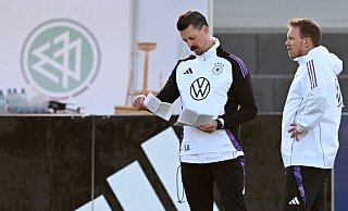 Julian Nagelsmann (r) plant für die EM fest mit Leroy Sané. - Arne Dedert/dpa