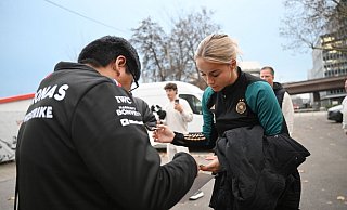 Training in Stuttgart: DFB-Kapitänin Giulia Gwinn verteilt ein Autogramm. - Marijan Murat/dpa