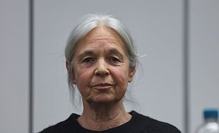 Daniela Klette steht im Oberlandesgericht Celle im Gerichtssaal. Die Ermittler werfen Klette versuchten Mord, unerlaubten Waffenbesitz sowie versuchten und vollendeten schweren Raub vor. - Wolfgang Rattay/Reuters/Pool/dpa