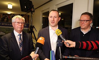 Thomas Fühmann (l-r, CDU), scheidender Landrat, Christian Herrgott (CDU), Wahlsieger, und Mario Voigt, CDU-Vorsitzender in Thüringen zeigen sich erleichtert nach der Bekanntgabe der Ergebnisse. - Bodo Schackow/dpa