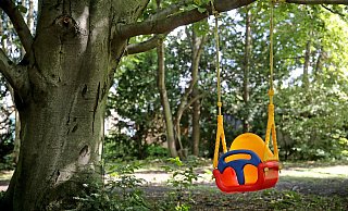 Ab nach draußen: Es ist Frühling, also schnappt frische Luft, Kinder! - dpa